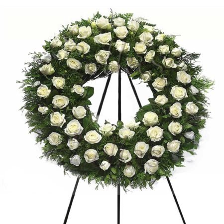 Corona con rosas funebre blancas y fino follaje (FU-04)